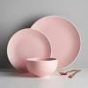 Zákazníci nakupují okouzlující nový jídelní set B&M v růžové barvě
