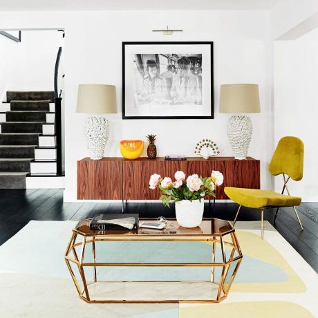 Ultramoderne stue med designer loungestol