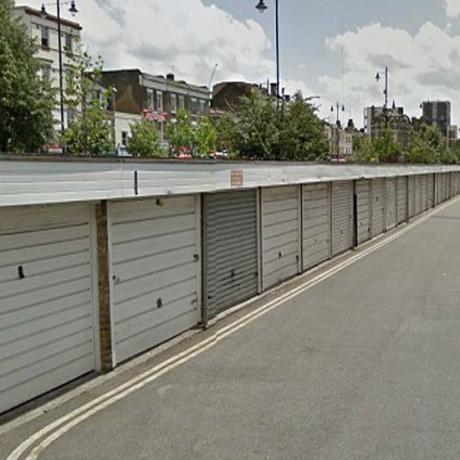 Čas na facelift: Očekává se, že přeměna nepoužívaných garáží na vyskakovací domy bude stát přibližně 13 000 GBP za každý a budou sestaveny učni Google