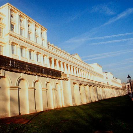 Carlton House Terrace에 있는 영국에서 가장 비싼 집은 St James's Park의 멋진 전망과 함께 £250m에 판매됩니다(오, 여왕은 당신의 이웃이 될 것입니다)