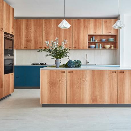 retro-faneros-virtuvės pertvarkymas-su mėlynomis durimis