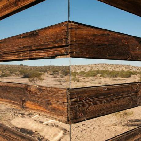 Isso é o que acontece quando você coloca fileiras de espelhos em uma cabana no deserto!