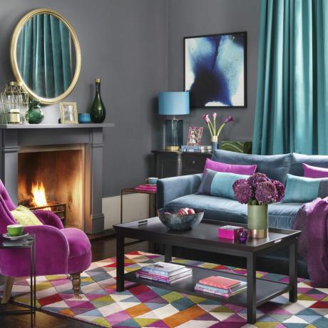 Mörkgrått vardagsrum med juvelfärger möbler och tillbehör