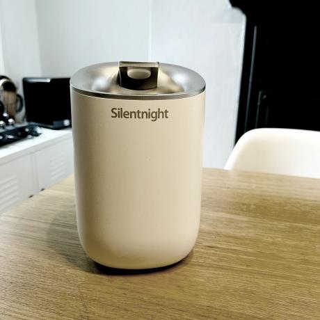 O desumidificador Silentnight 39899 sendo testado em uma mesa de madeira em uma cozinha