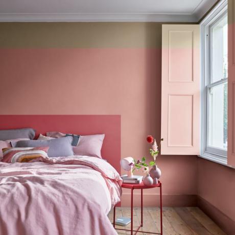Rosa sovrum med rödmålad sänggavel