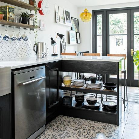 чорно-біла кухня з посудомийною машиною з нержавіючої сталі