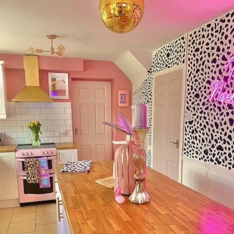 Bliv inspireret af denne utrolige lyserøde ovnmakeover, der koster mindre end £ 30!