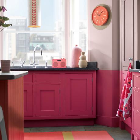 vaaleanpunaiseksi maalattu keittiö 