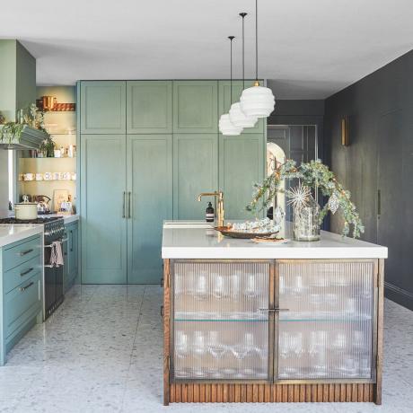 grønt kjøkken med kjøkkenøy