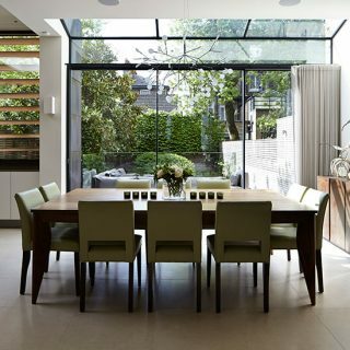 Matsal i öppen planlösning med glasdörrar | Matsal dekorera | Hem och trädgårdar | Housetohome.co.uk