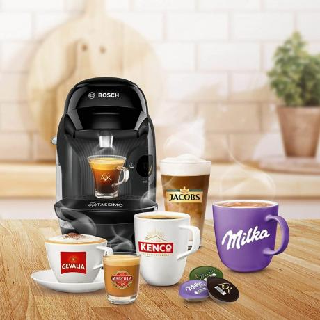 Kuva Tassimo by Bosch Style -kahvinkeittimestä erilaisten kuumien juomien vieressä