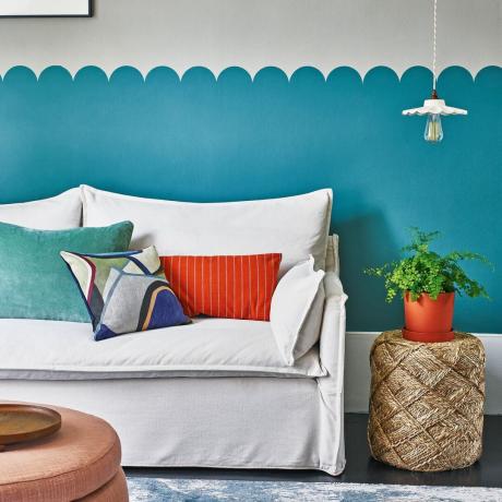 miegamasis su ryškiai mėlyna raižyta siena