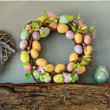 dekoratív húsvéti koszorú a köpenydarabon