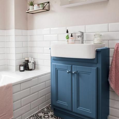 Väikese vannitoa värviideed: 10 võimalust väikese ruumi isikupära lisamiseks