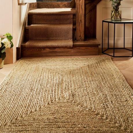 Gran alfombra de yute en pasillo