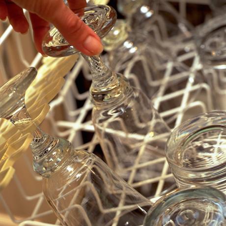 Krystalicznie czyste: ułożenie szklanek na górnej półce zmywarki zmniejsza ryzyko ich uszkodzenia