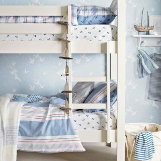Niebieski pokój chłopięcy w stylu nadmorskim z łóżkami piętrowymi | Dekorowanie pokoju dziecięcego | Idealny dom | Housetohome.co.uk