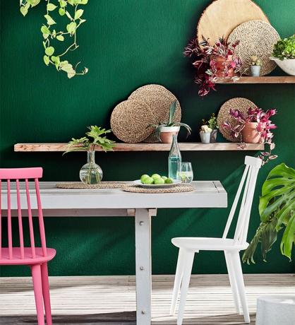 Hoe een buitenmuur te schilderen met een groene muur en een eettafel en stoelen