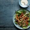 Warmer Salat aus gerösteten Karotten, Kichererbsen und Spinat mit Tahini-Dressing