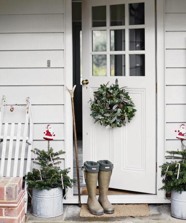 Μπροστινή πόρτα-με-χριστουγεννιάτικο στεφάνι