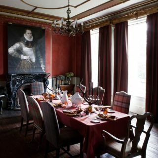 Tartan merah besar dan ruang makan periksa | Dekorasi ruang makan | Rumah & Kebun | Housetohome.co.uk