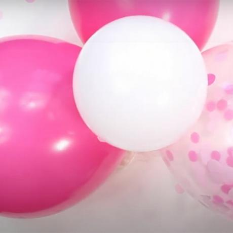 rožinės ir baltos spalvos pripūsti vakarėlių balionai