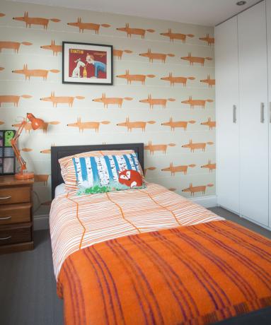 Papel de parede laranja e preto do quarto da criança