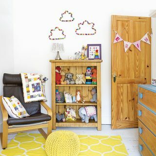 Dormitor pentru copii alb și galben cu artă de perete pom pom | GALERIE FOTO | Housetohome.co.uk