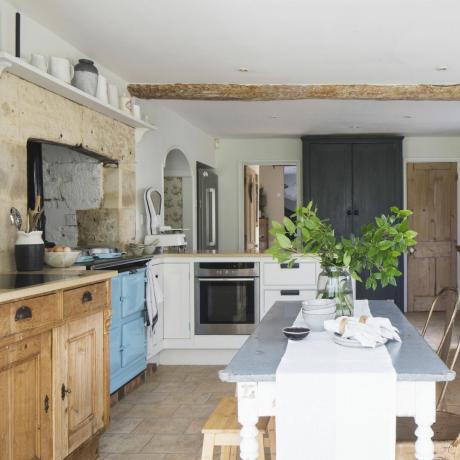 kjøkken i restaurert våningshus med lyseblå Aga