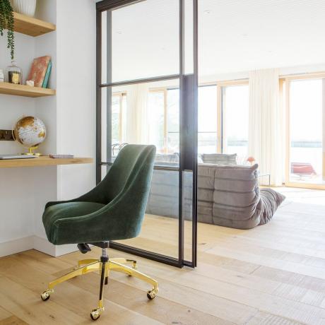 Oficina en casa con silla de oficina giratoria de terciopelo verde y latón y estantería de madera