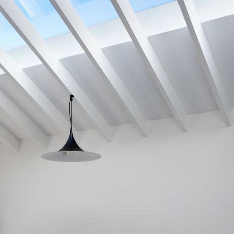 strešna luč in letven strop s črno visečo lučjo