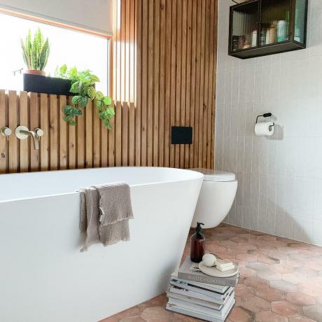 Sehen Sie, wie der Hausbesitzer bei diesem skandinavischen Badezimmer-Makeover Tausende gespart hat