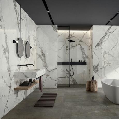 badrum i marmor med fristående badkar