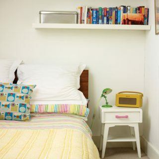 غرفة نوم مراهقة مستوحاة من الرجعية | أفكار تزيين غرفة النوم | غرفة نوم | ستايل في المنزل | الصورة | Housetohome.co.uk