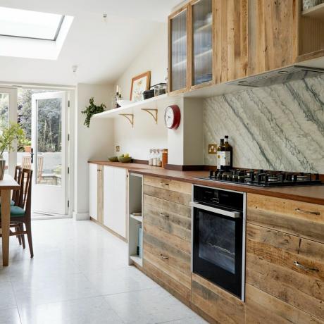 Comptoirs et armoires en vinyle aspect bois dans une cuisine au sol en marbre
