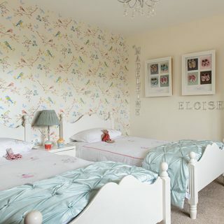 鳥の壁紙と女の子のツインベッドルーム| 子供部屋の装飾| 25の美しい家| Housetohome.co.uk