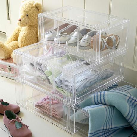 cajas de zapatos de plástico transparente con zapatos y mantas