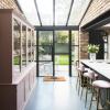Uma extensão de telhado de vidro transforma a cozinha de Daisy Lowe em um espaço social bem iluminado
