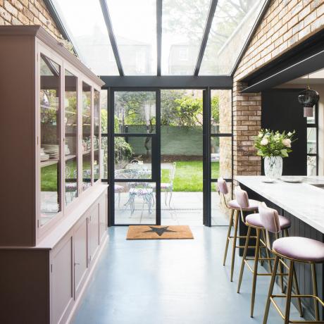 Stikla jumta paplašinājums pārvērš Daisy Lowe virtuvi par spilgtu sociālo telpu