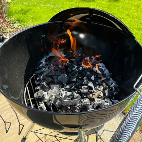 Testování Weber Original Kettle BBQ s dřevěným uhlím doma