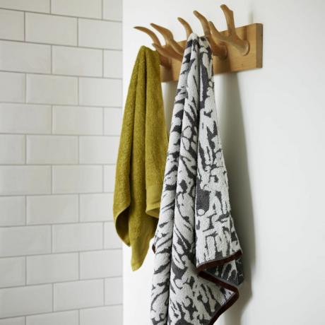 vonios kambarys su mediniais sieniniais kabliukais ir rankšluosčiais