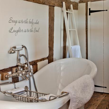 Cottage-Badezimmer mit Slipper-Badewanne