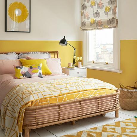ყვითელი საძინებელი ნახევრად სიმაღლის ყვითლად შეღებილი კედლებით