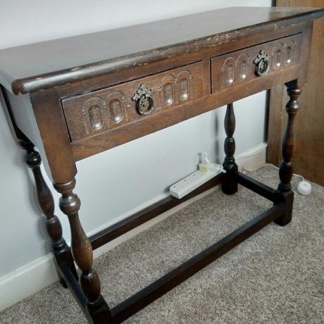 पुराने फर्नीचर के साथ रचनात्मक होने के लिए प्रेरित करने के लिए अपसाइकल ड्रेसिंग टेबल