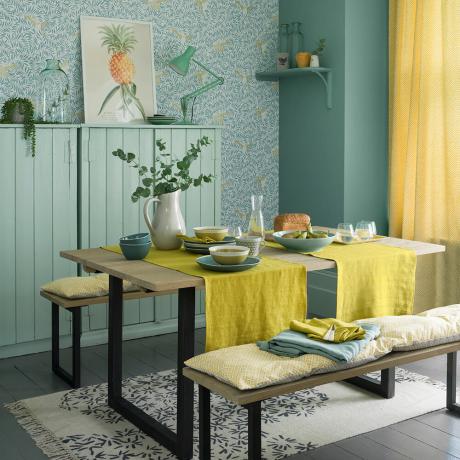 Country-dining-room-with-artisan-block-print-wallpaper-and-yellow-aksentti