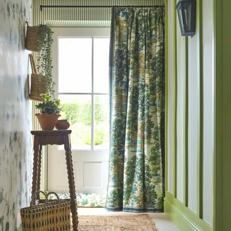 rideau de porte vert botanique décoratif dans le couloir