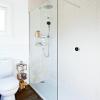 Przed i po: rodzinna łazienka zmienia się dzięki stylowemu motywowi plastra miodu