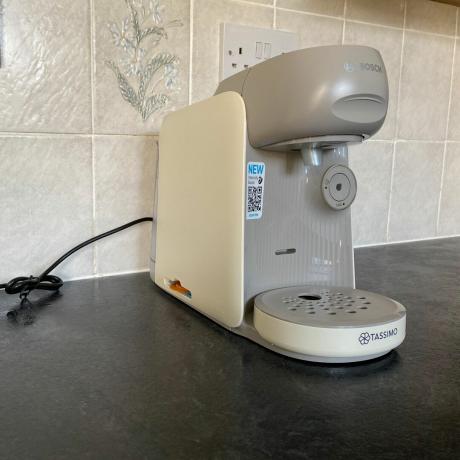 Изображение на кафе машина Bosch Tassimo по време на тестване