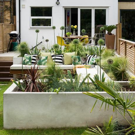 Preoblikovanje vrta z več conami z dvignjenimi ležišči, poletno hišo in jedilnico