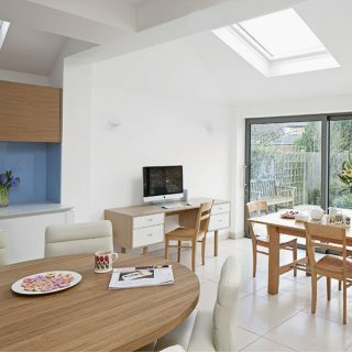 나무 식탁 세트와 채광창이 있는 흰색 현대적인 식당 | 주방 디자인 아이디어 | 사진 갤러리 | 아름다운 주방 | 하우스투홈